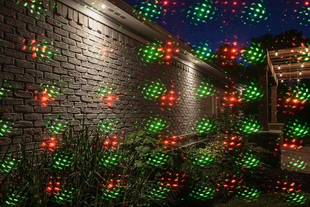 projection de lumière laser sur le mur de la maison