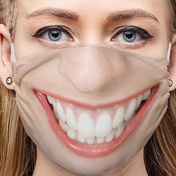 masque de sourire de femme sur le visage