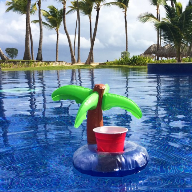 Mini roue gonflable de piscine pour contenir des boissons au palmier