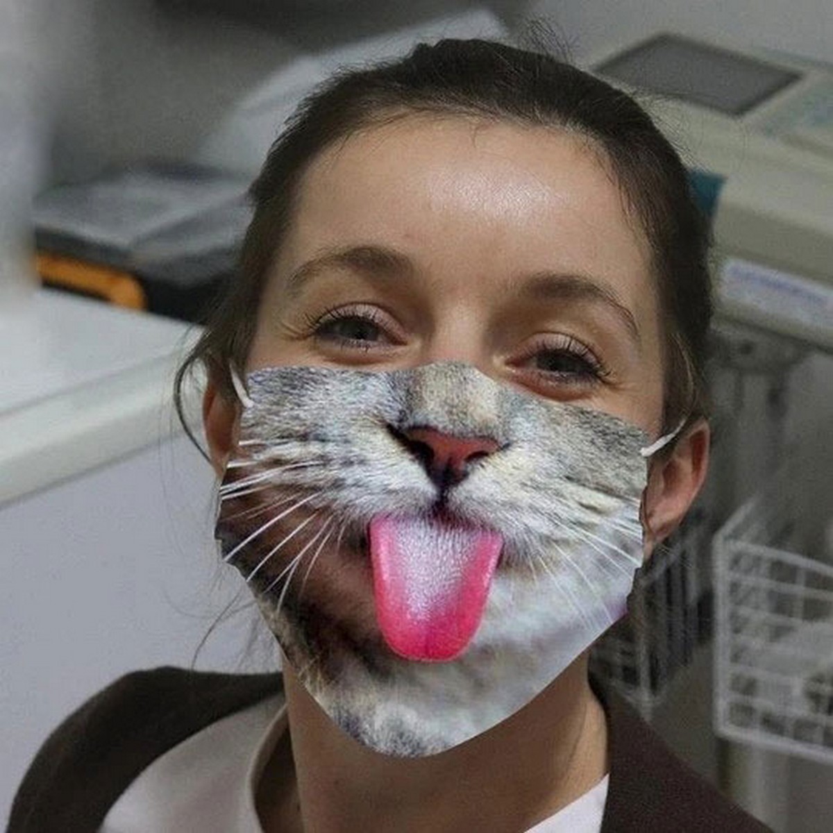 masque sur le visage chaton avec langue