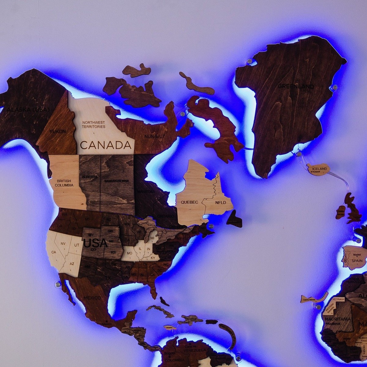 Carte du monde en bois rétro-éclairé sur un mur