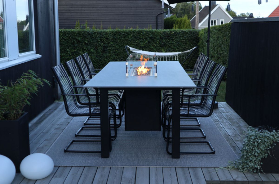 tables à manger au jardin, terrasse avec cheminée