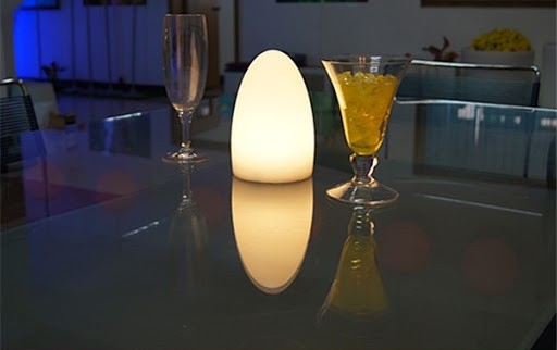 lumière élégante sur la table - oeuf