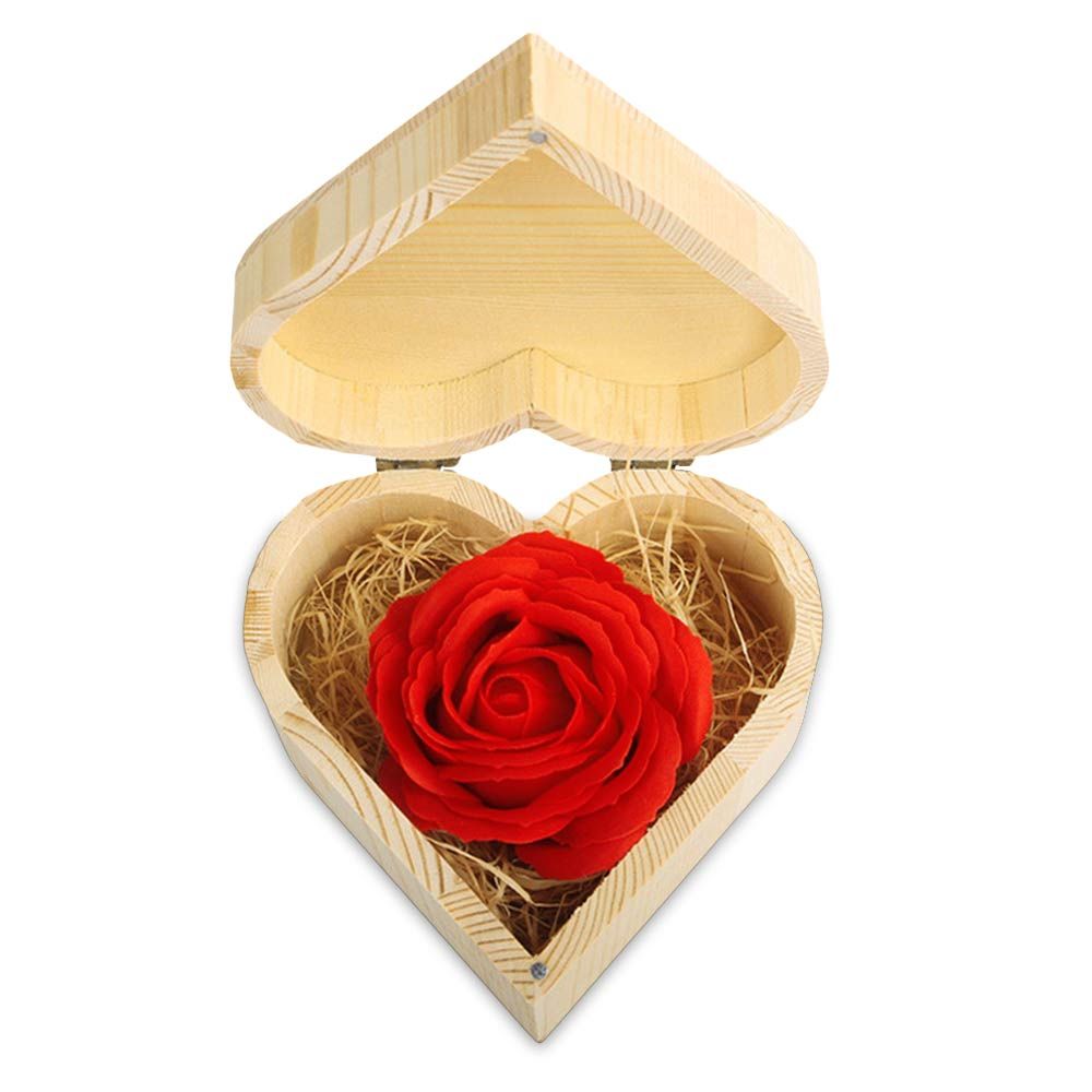 Roses de savon dans une boîte en bois en forme de coeur