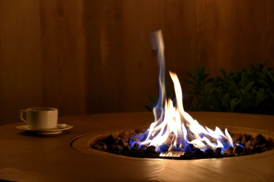 Table de bar avec foyer au gaz - design tonneau en bois