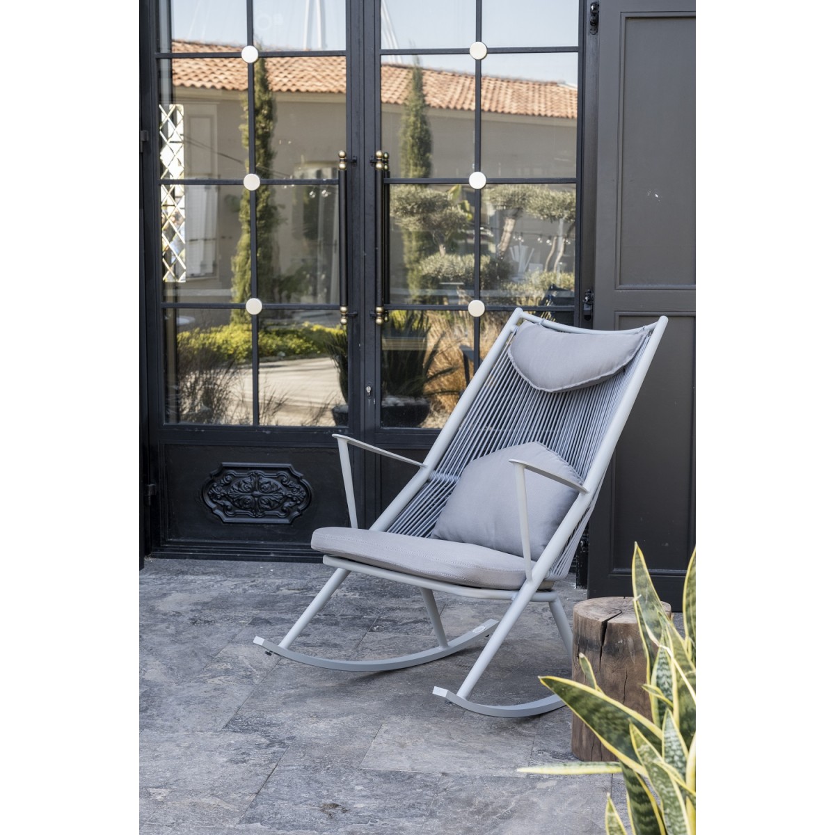 fauteuil à bascule sur la terrasse métal aluminium jardin