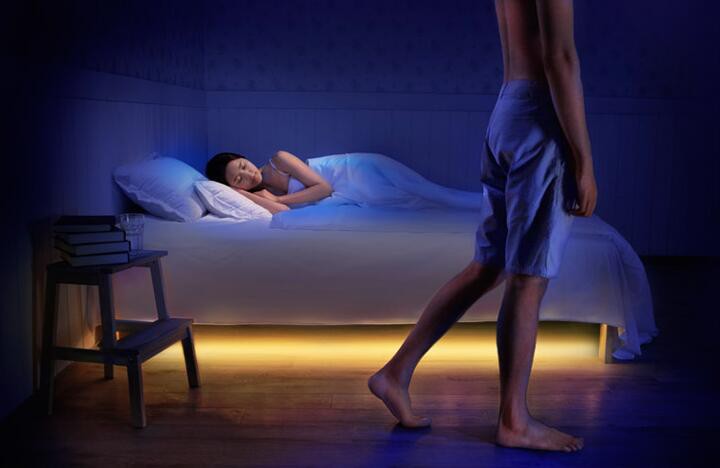 bande lumineuse LED sous le lit avec capteur de mouvement