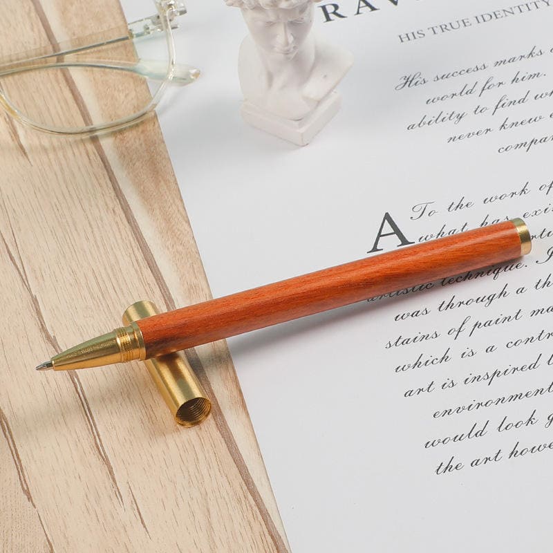 stylo doré avec motif en bois