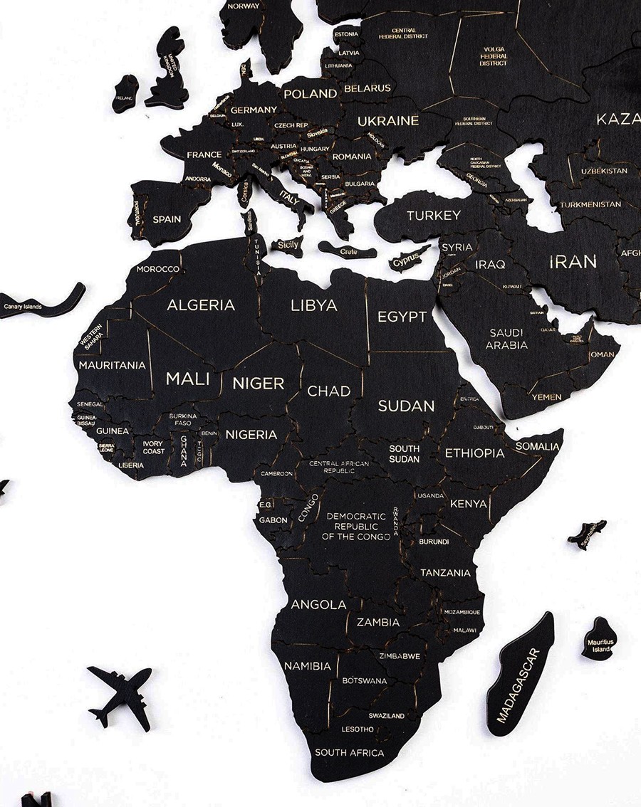 carte du monde en bois sur le mur continents couleur noire