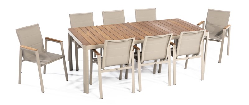 Grande table à manger de jardin avec chaises au design luxueux.