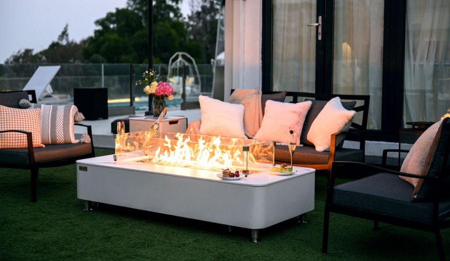 Table basse de luxe avec foyer au gaz intégré marbre blanc