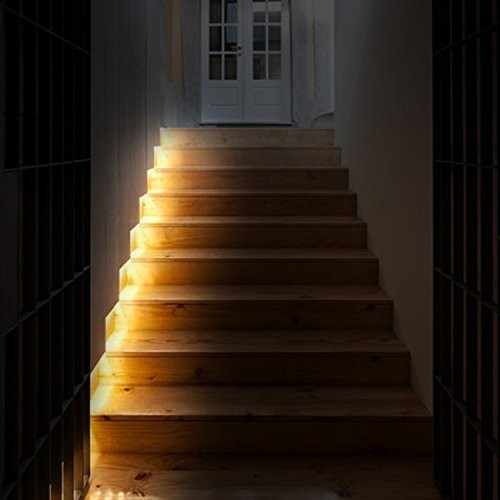 lumière d'orientation sur la bande led d'escalier