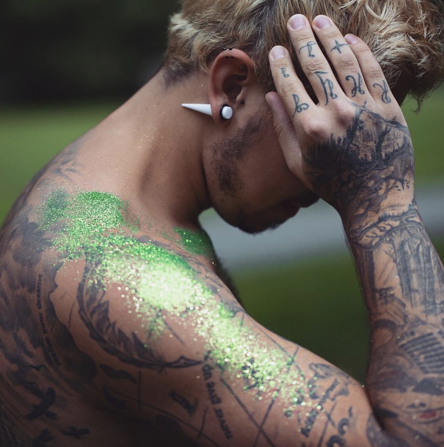 ornements brillants de paillettes vertes sur la peau des poils du corps