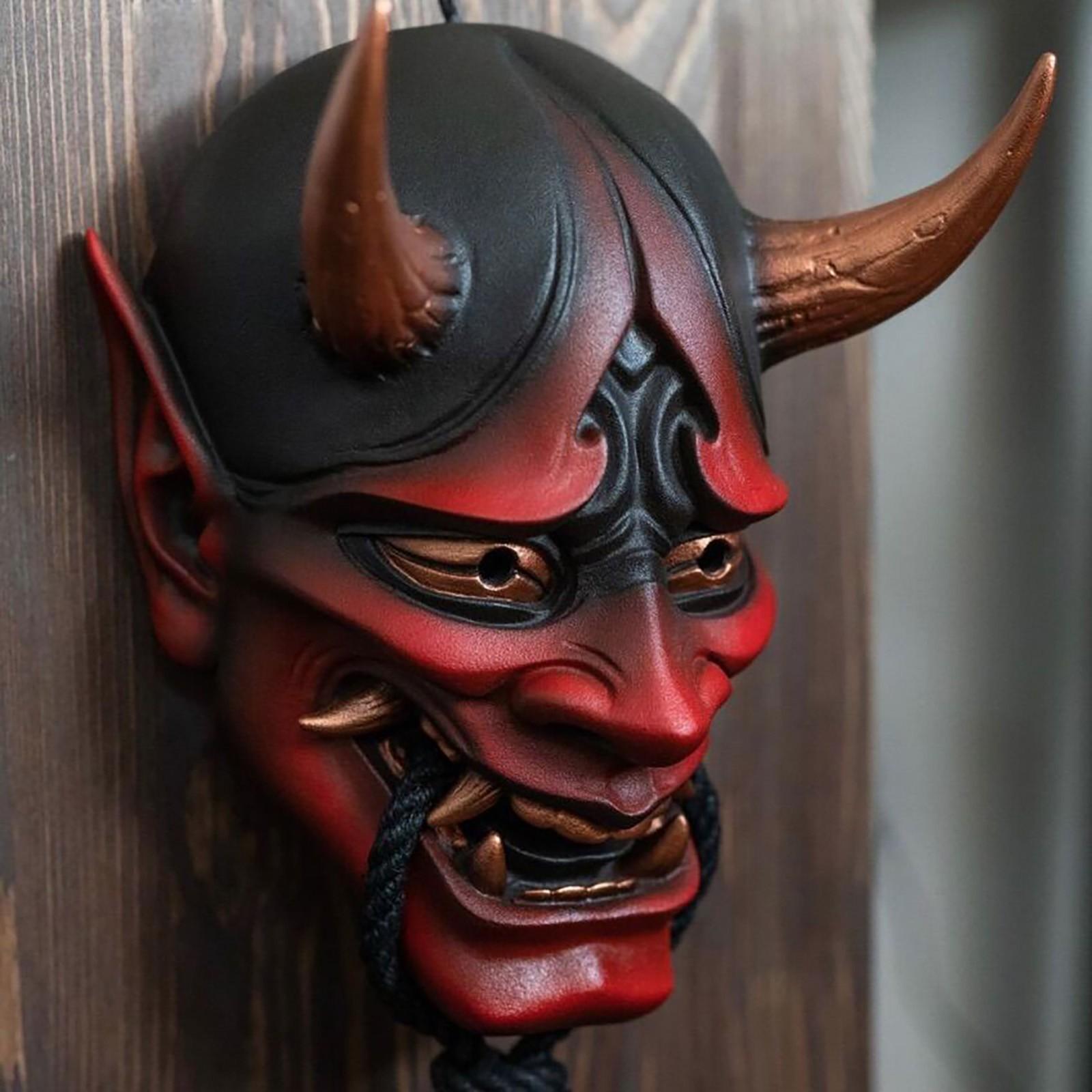 Masque de démon japonais sur le visage du carnaval