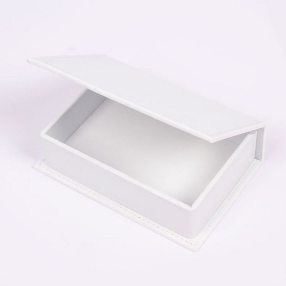 Boîte en cuir blanc sur une table