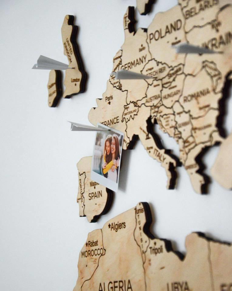 carte en bois sur mur continents couleur bois clair