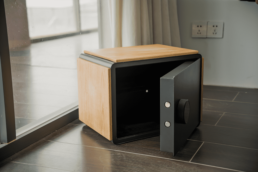 mini coffre-fort en bois avec pin ou application smartphone